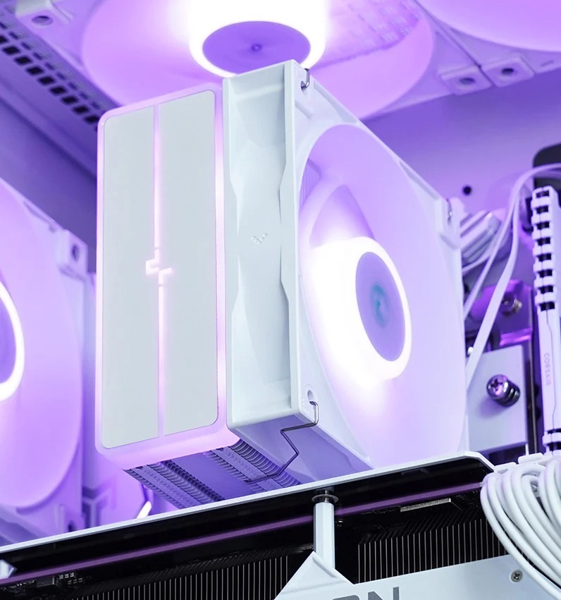 Chladič CPU DeepCool AG400 ARGB V2 White biely Interiér herného počítača ukazuje biely chladič CPU so žiariacimi fialovými LED ventilátormi. Elegantný dizajn a chladné odtiene vytvárajú modernú, hi-tech atmosféru.