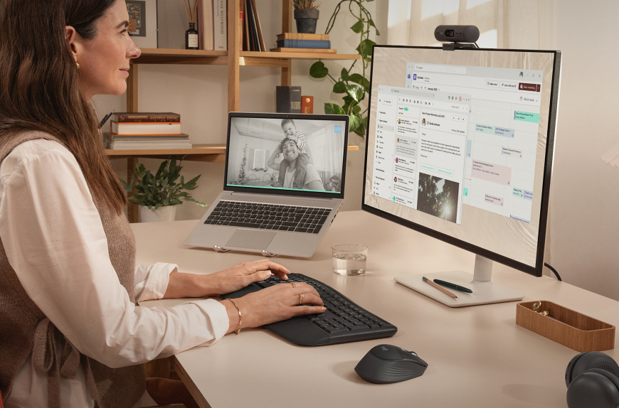 Pracovné nasadenie myši Logitech Signature M850 L Wireless pri počítači s externým monitorom