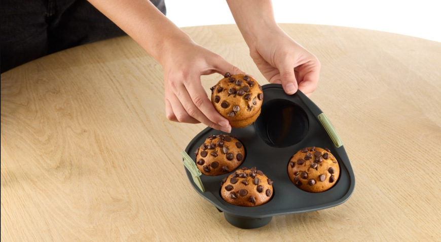 Forma na muffiny Lékué Grey Forma na mufíny Lékué Grey s upečenými 4 ks mufínov