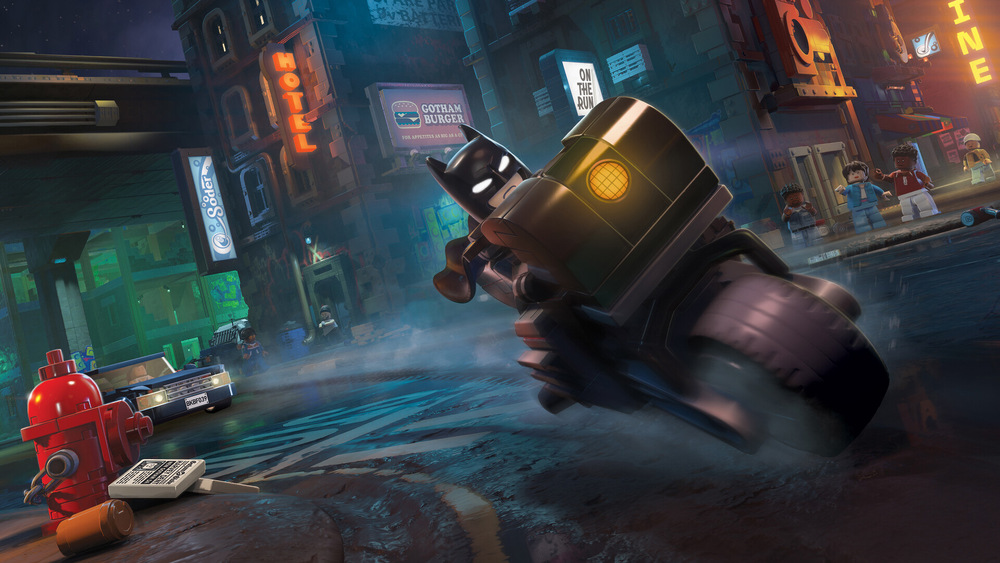 Batman sa preháňa na motorke daždivou, neónovo osvetlenou ulicou Gotham City. Scéna je dynamická a nabitá akciou.