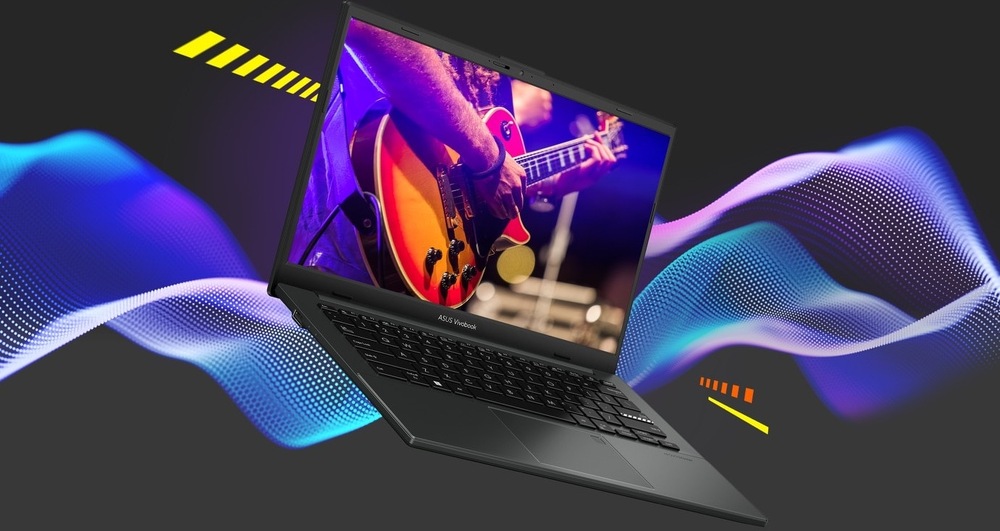 Notebook ASUS Vivobook Go 14 v čiernom prevedení pri prehrávaní hudobného vystúpenia