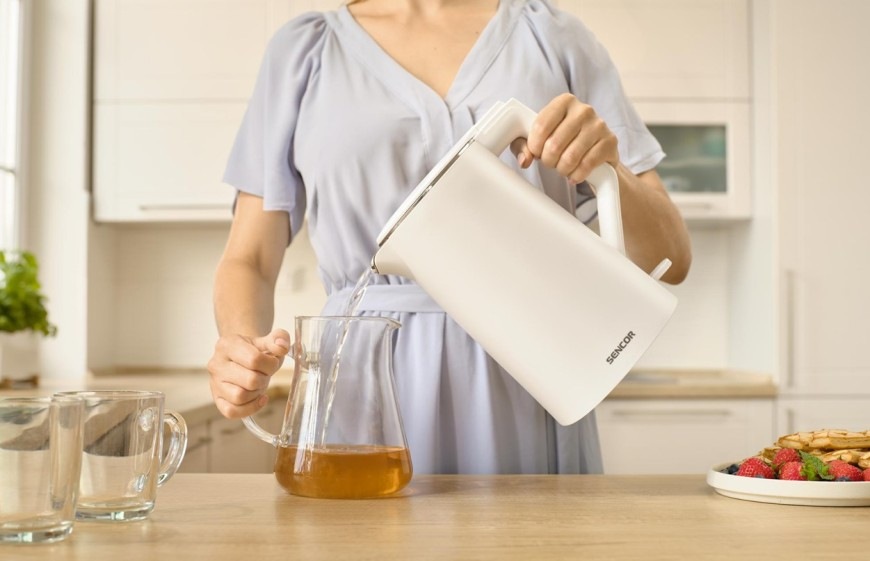 Rýchlovarná kanvica Sencor SWK 0550WH biela Žena používajúca dvojstennú rýchlovarnú kanvicu Sencor SWK 0550WH s objemom 1,7 l