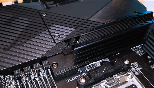 Základná doska GIGABYTE Z890M GAMING X Gigabyte Z890M GAMING X má aj slot PCIe 5.0″ width=