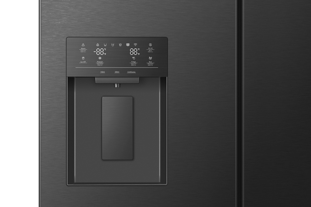 Americká chladnička Hisense RF815N4SEFE čierna Detail dávkovača vody pri chladničke Hisense