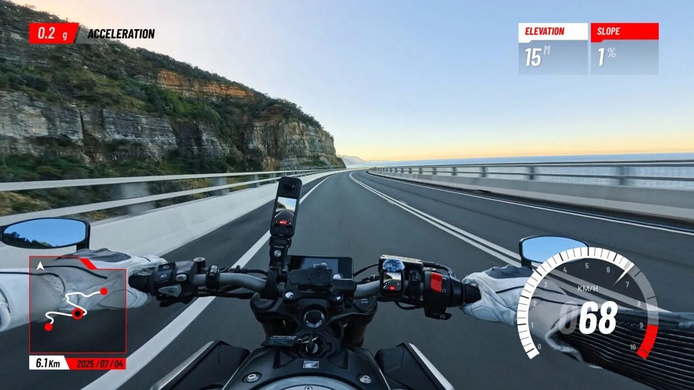 POV záber jazdy na motocykli doplnený o grafiku trasy a rýchlosti