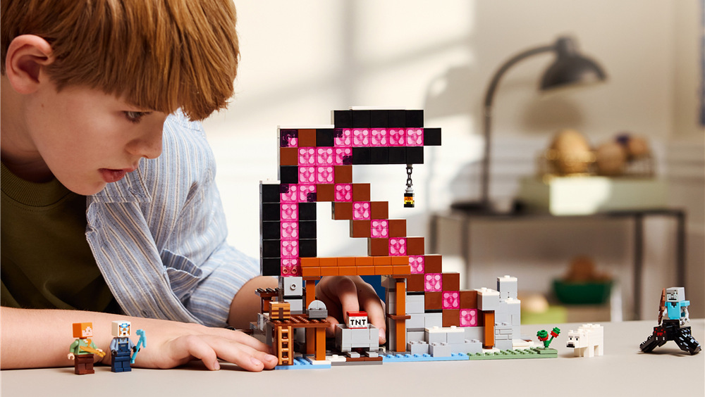 Stavebnica LEGO® Minecraft® 21277 Krumpáčový důl Pavúčí jazdec, Alex, baník, pavúk a ľadový medveď umožní rozohrávať súboje aj vlastné príbehy.