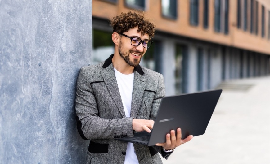 Notebook Asus ExpertBook B3 sivý Muž pracujúci na ľahkom laptope Asus ExpertBook B3