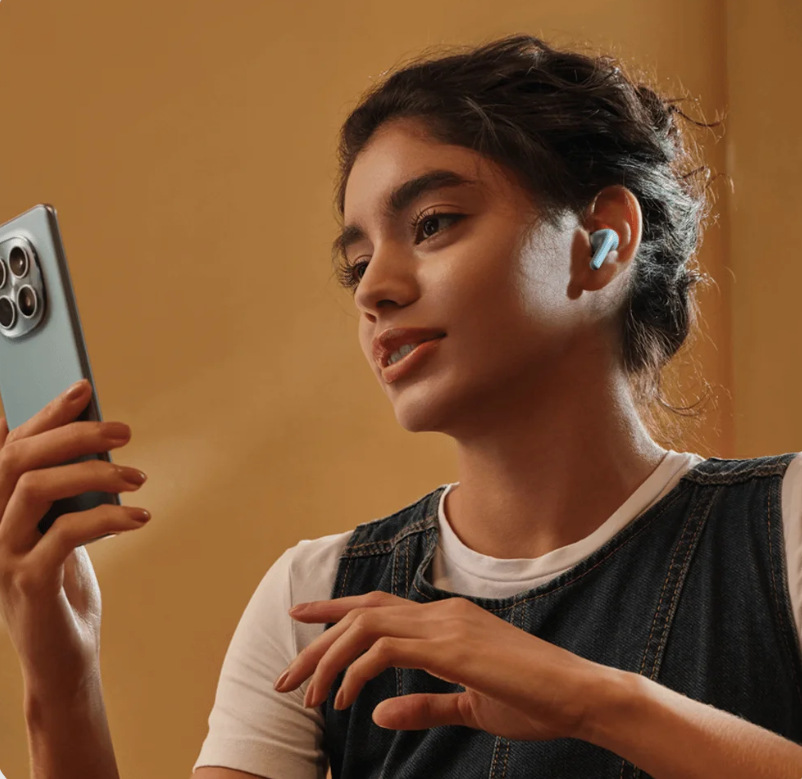 Slúchadlá Xiaomi Redmi Buds 8 Lite biela Žena s mobilom v ruke a so slúchadlami Xiaomi Redmi Buds 8 Lite v ušiach