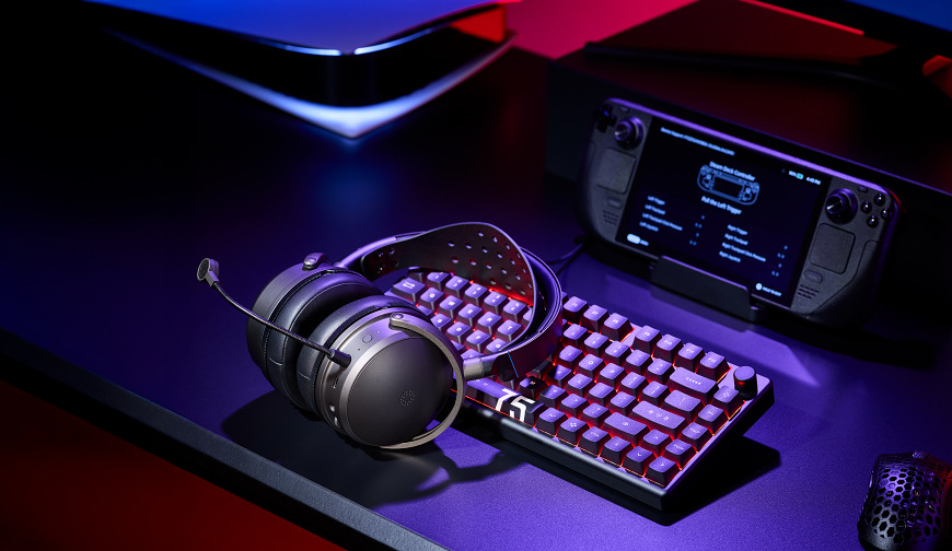 Herný headset položený na klávesnici pri hernej zostave