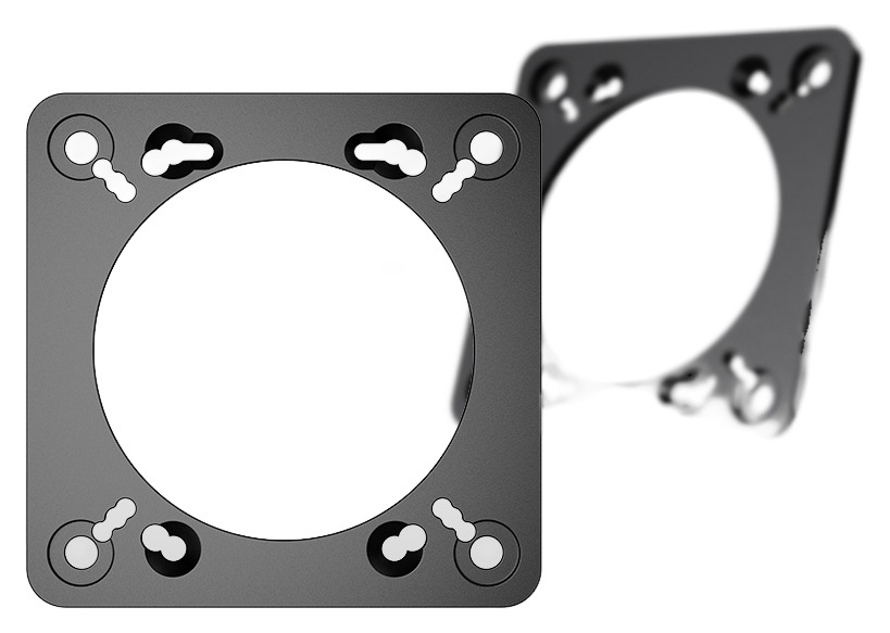 Adaptér Moza Racing Stalks Adapter Plate - RS065 ocel Kovový montážny držiak s veľkým kruhovým výrezom, ktorý obsahuje niekoľko menších otvorov a drážok, kontrastuje s rozmazaným, identickým držiakom v pozadí.