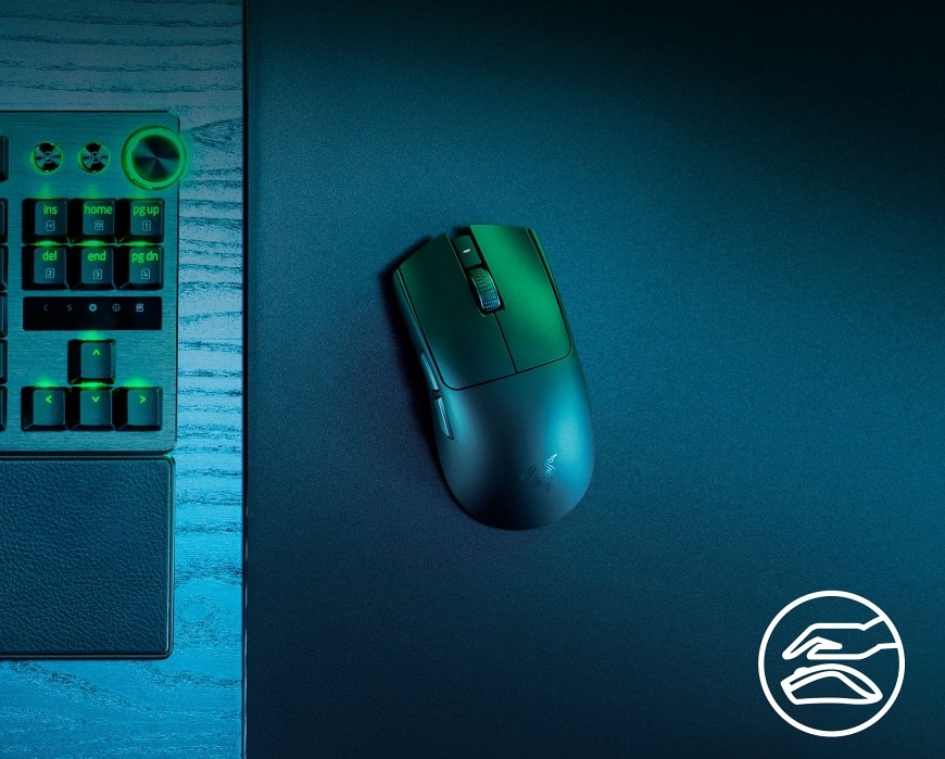 Myš Razer VIPER V3 PRO SE Wireless Esports Gaming čierna Horný pohľad na myš položenú na podložke vedľa klávesnice, ktorý ukazuje symetrický tvar a jemný povrch