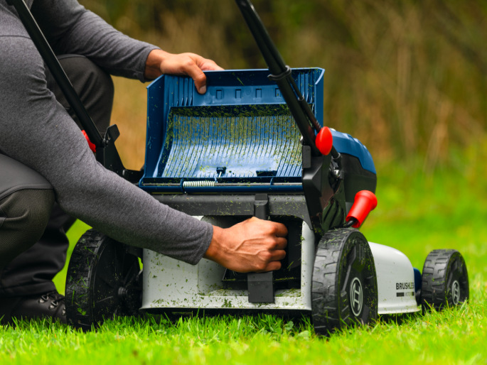 Kosačka Bosch Professional GRA 18V2-46SP (s baterií) Detail spodnej časti kosačky Bosch Professional GRA 18V2-46SP pri čistení priestoru žacieho ústrojenstva