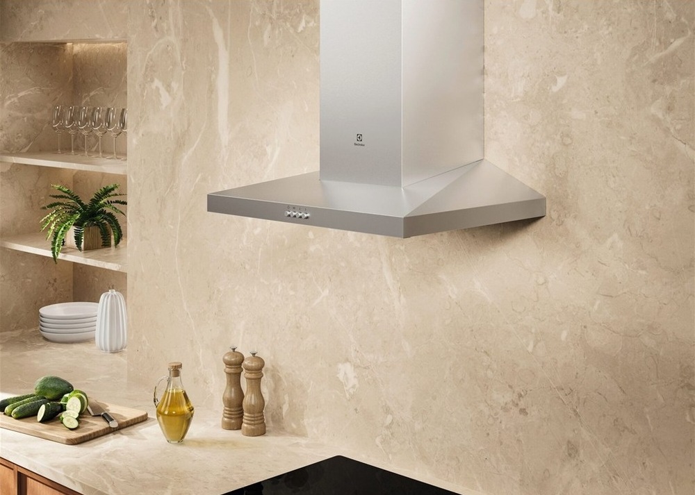 Odsávač pár Electrolux série 500 LFC516X nerez Komínový odsávač pár Electrolux LFC516X séria 500 v kuchyni nad varnou doskou.