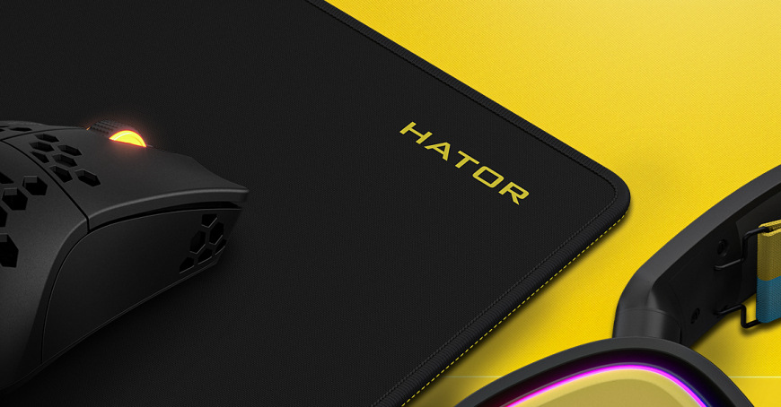 Podložka pod myš HATOR Tonn EVO L eSports Edition čierna Detail povrchu podložky HATOR Tonn eSport s myšou, logom a obšitým rohom