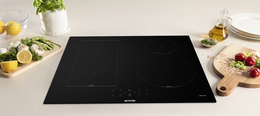 Indukčná varná doska Gorenje GI6431BFG v čiernom prevedení je zabudovaná v kuchynskej linke.