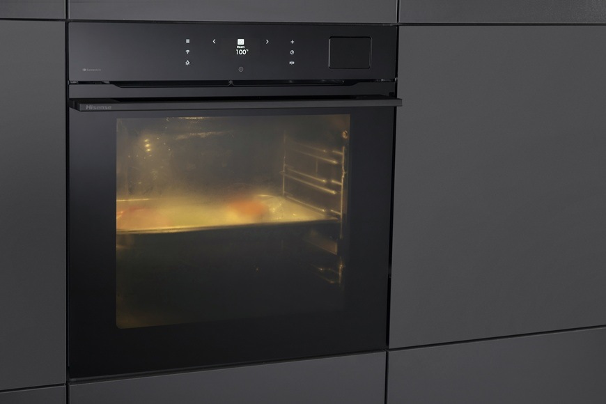 Multifunkčná rúra Hisense BFS615S8B má spustenú funkciu Full Steam Pro, a preto je vo vnútri rúry naparené prostredie.