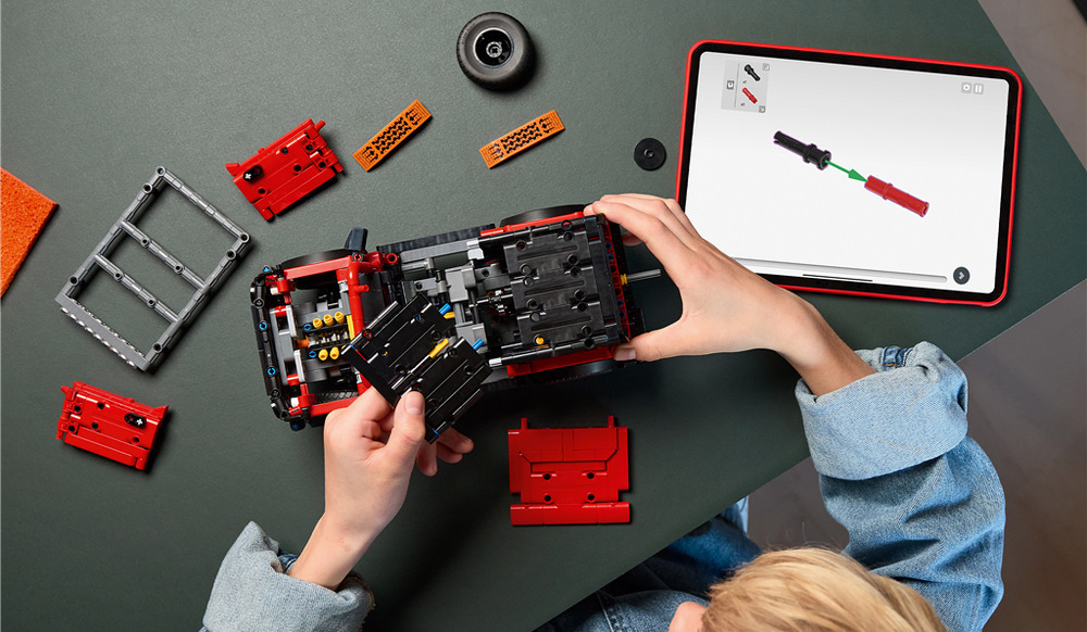 Stavebnica LEGO® Technic 42213 SUV Ford Bronco® Strešný nosič s trakčnými doskami nabáda k vymýšľaniu terénnych dobrodružstiev a model sa hodí aj ako dekorácia.
