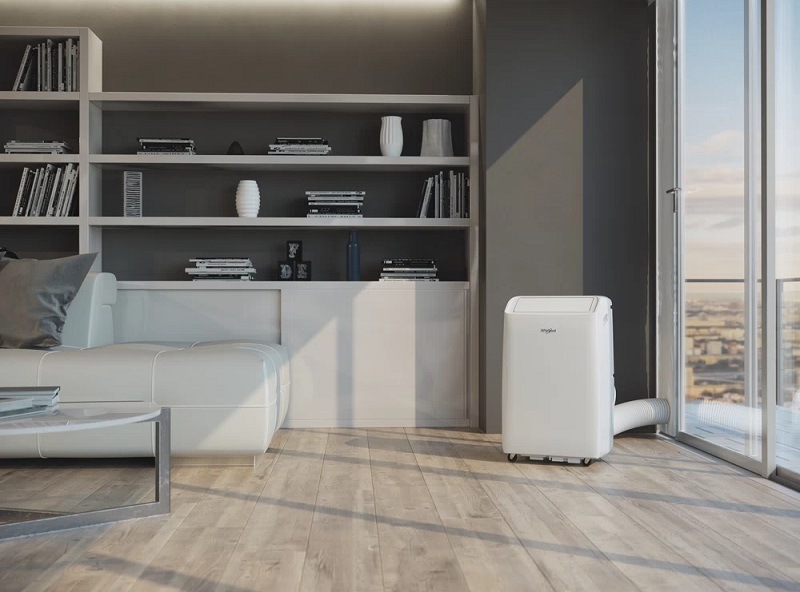 Mobilná klimatizácia Whirlpool PACF212CO W biela Mobilná klimatizácia Whirlpool PACF212CO W, obývacia izba so sedačkou a knižnicou