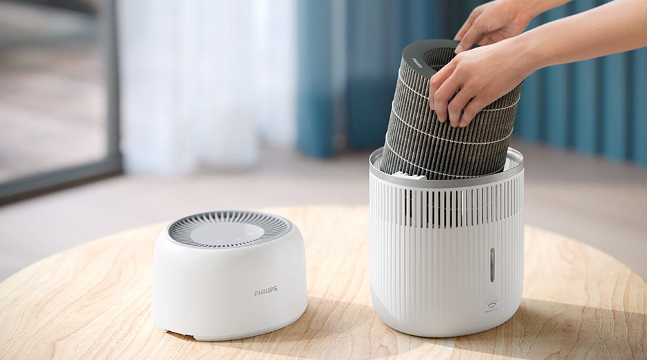 Zvlhčovač vzduchu Philips 4000 Series HU4210/04 biely Osoba vymieňa filter vo zvlhčovači vzduchu Philips HU4210/04 4000 Series pre zachovanie optimálneho výkonu.
