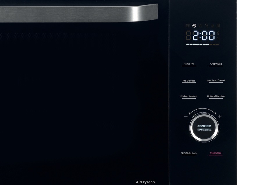 Mikrovlnná rúra Hisense H30MOBS10HC 4 v 1 Super Combo čierna Na obrázku je detail s LED displejom pri mikrovlnnej rúre Hisense H30MOBS10HC v čiernej farbe