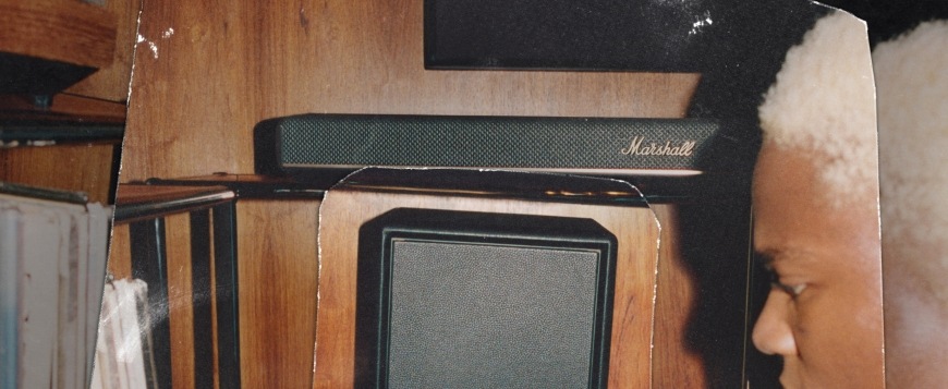 Soundbar Marshall Heston 60 umiestnený pod televíziou