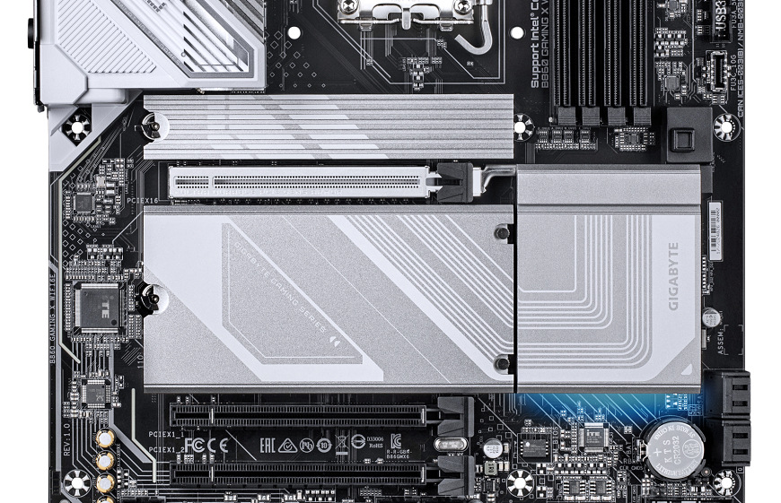 Základná doska GIGABYTE B860 GAMING X WIFI6E Detail chladenia M.2 slotu a pasívov čipsetu na doske Gigabyte B860 GAMING X WIFI6E