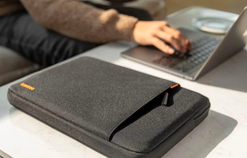 Púzdro na notebook tomtoc Sleeve na 14" MacBook Pro - čierne