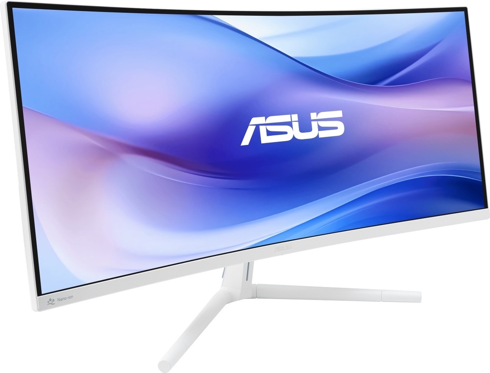 Monitor Asus VU34WCIP-W biely Na obrázku je monitor Asus VU34WCIP-W 34" v bielom prevedení z predného šikmého pohľadu. Má širokouhlú prehnutú obrazovku, tenké čierne rámčeky a svetlú spodnú lištu s logom Asus uprostred. Monitor stojí na bielom trojramennom stojane s dlhými štíhlymi nohami. kancelária.