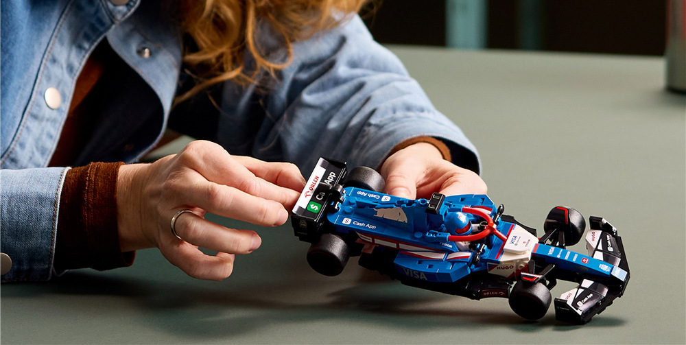 Stavebnica LEGO® Speed Champions 77246 Závodní auto Visa Cash App RB VCARB 01 F1® Hotový monopost sa vďaka kompaktným rozmerom ľahko vystavuje a skvele doplní zbierku vozidiel LEGO Speed Champions.