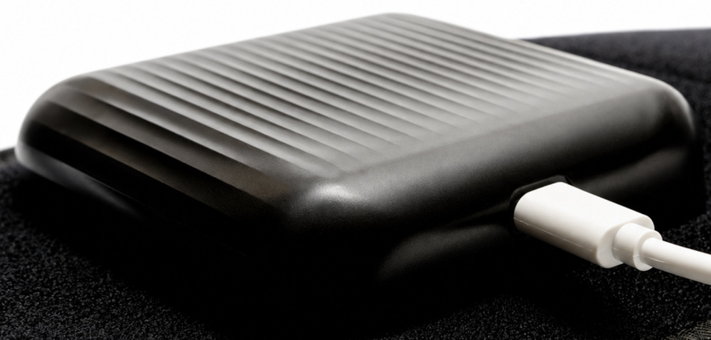 Masážny prístroj Reviber RV-MABP Zen Physio LED čierny Detail ovládacej jednotky masážneho pásu Reviber Zen Physio LED pripojenej k USB-C káblu