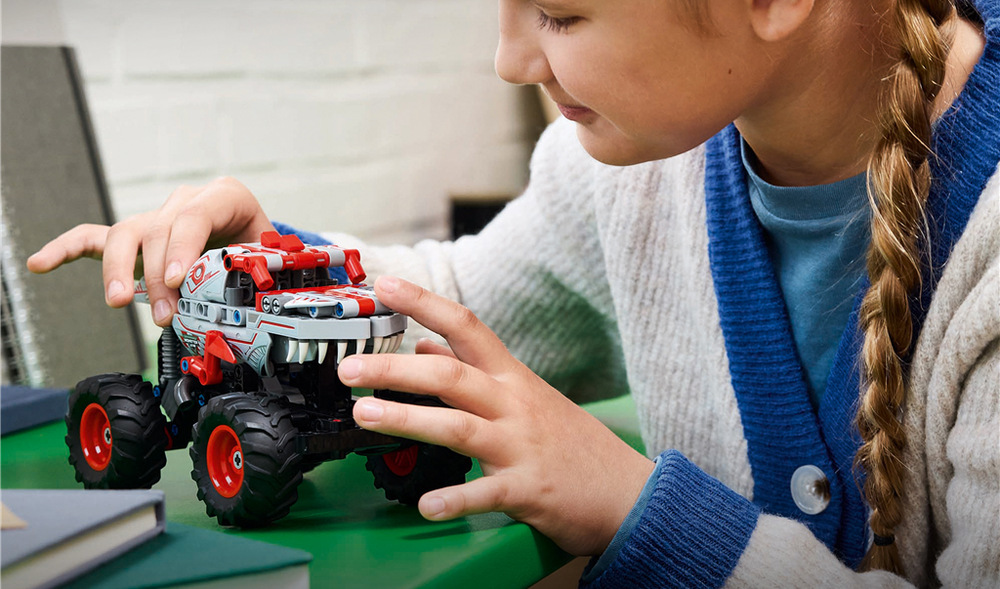 ThunderROARus spája vzhľad monster trucku s dinosaurími prvkami, ako sú šupiny, hroty a zuby.