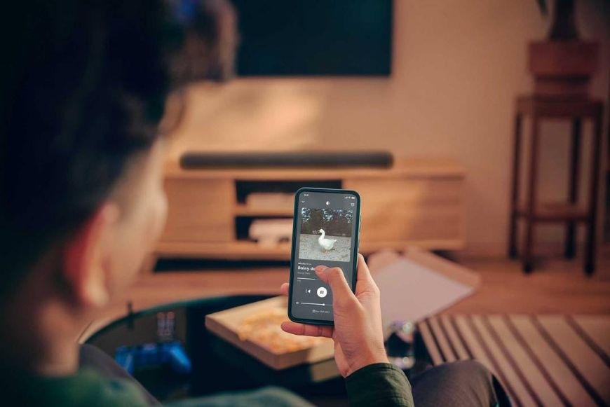 Soundbar JBL BAR 500 MK2 čierny Muž streamuje hudbu do soundbaru JBL BAR 500 MK2 cez telefón