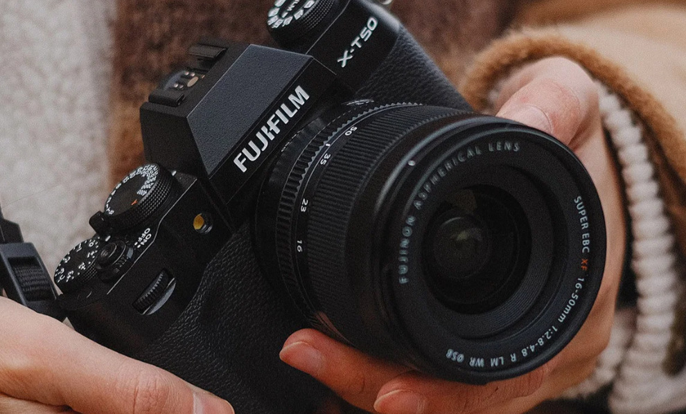 Fujifilm X-T50 zaujme klasickým designom