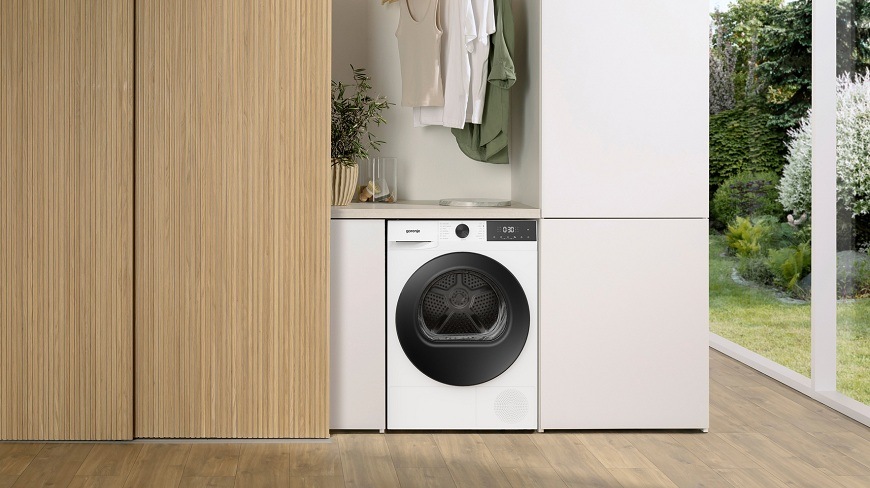 Sušička bielizne Gorenje DG2P8D biela sušička Gorenje DG2P8D v miestnosti, visí nad ňou bielizeň