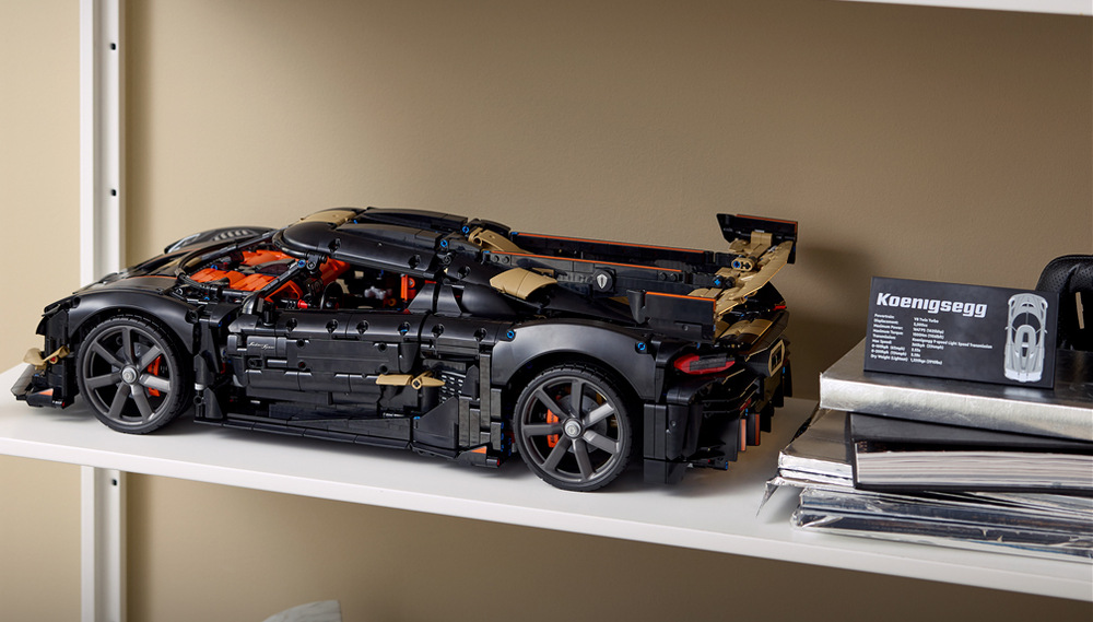 Model zo 4 104 dielikov ponúka dospelým náročný projekt s realistickými mechanizmami a výrazným automobilovým designom. 
