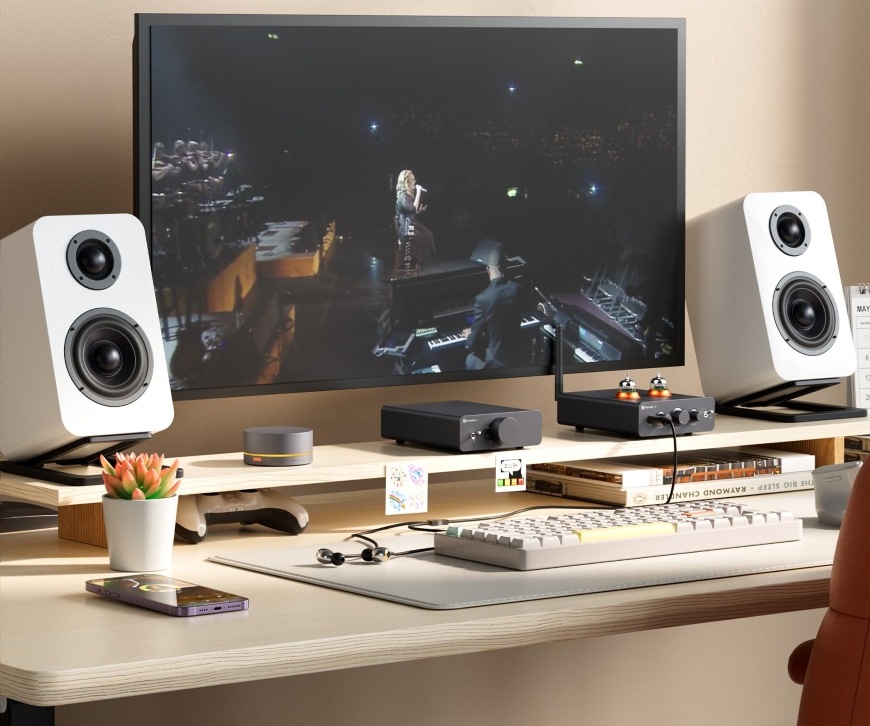 Pracovný stôl s monitorom, klávesnicou, reproduktormi a prevodníkom Fosi Audio Q6