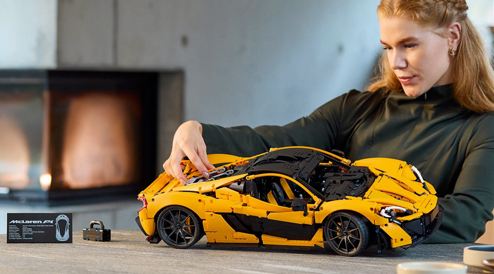 Stavebnica LEGO® Technic 42172 McLaren P1™ Celkom 3 893 kociek LEGO premení stavanie na rozsiahly projekt a výsledné vozidlo meria takmer 60 cm na dĺžku.