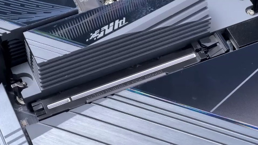 Gigabyte Z890 EAGLE WIFI7 poteší aj jednoduchou stavbou vďaka bezskrutkovej montáži