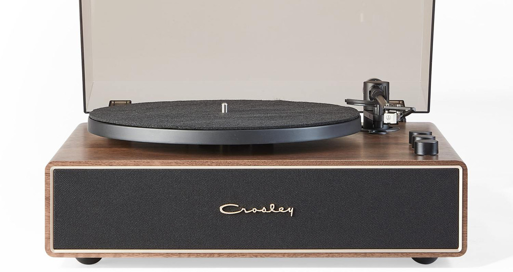 Gramofón Crosley Stave hnedý Kombinácia dreva, kovu a hliníkového taniera spája stabilitu konštrukcie s elegantným dizajnom.