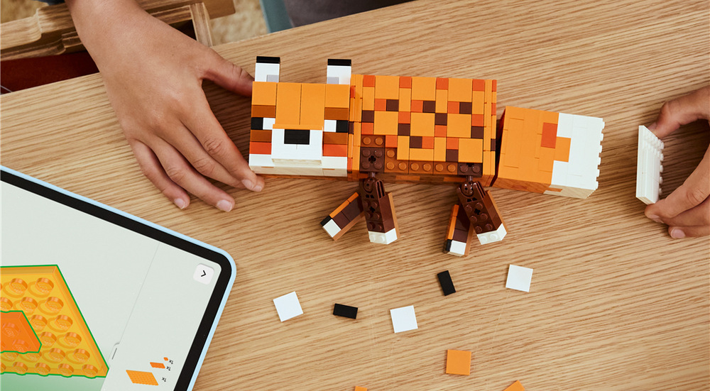Stavebnica LEGO® Minecraft® 21588 Liška Model LEGO Minecraft funguje ako pohyblivá dekorácia a môžete ho kombinovať s ďalšími postavami z hry.