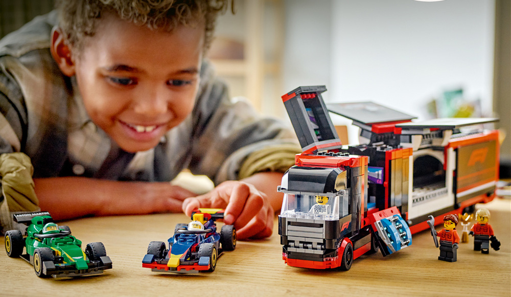 Stavebnica LEGO® City 60445 Kamión F1® s autami RB20 a AMR24 F1® Dva monoposty RB20 a AMR24 je možné pomocou rámp vyložiť z prívesu a pripraviť na vlastné preteky.