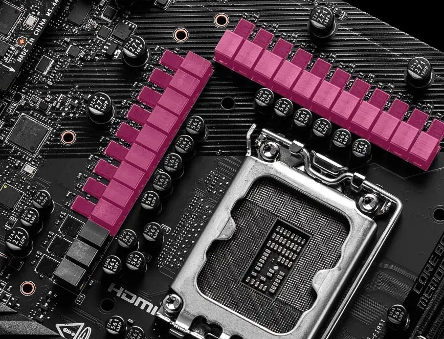 Základná doska MSI MPG Z890 CARBON WIFI Detail počítačovej základnej dosky s päticou pre procesor obklopenou radmi kondenzátorov a ružovými chladičmi.