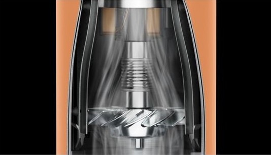 Detail technológie motora fénu zaisťujúca silný a rýchly prúd vzduchu.
