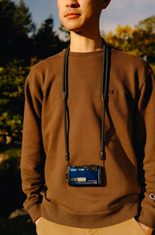 Peak Design Crossbody Strap pri nosení kompaktného fotoaparátu na krku vonku