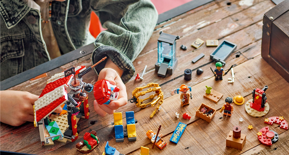 Stavebnica LEGO® ONE PIECE 75637 Klaun Buggy a jeho cirkusový stan Cirkusový stan Klauna Buggyho ponúka štyri minifigúrky a umožňuje prehrávať scény zo seriálu ONE PIECE.