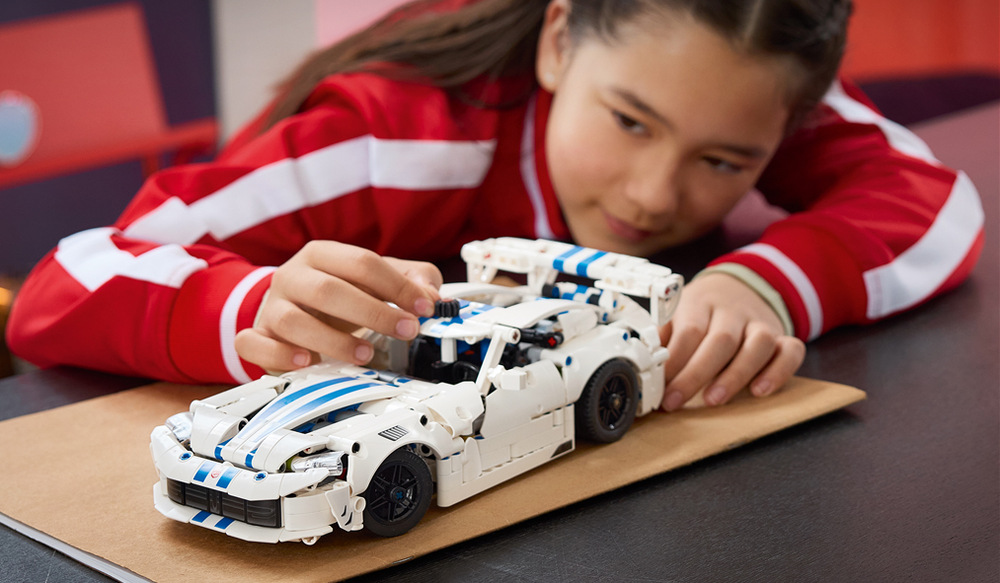 Stavebnica LEGO® Technic 42234 Športové auto Dodge Viper GTS-R Športový dizajn Dodge Viper GTS-R dopĺňa výrazný spojler, otváracie dvere a kapota na bližšie preskúmavanie modelu.