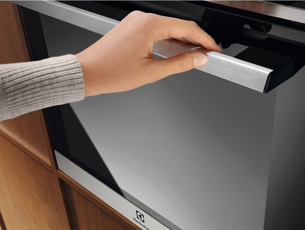 Rúra Electrolux EOE8P38X čierna/nerez Electrolux EOE8P38X tlmené zatváranie dvierok