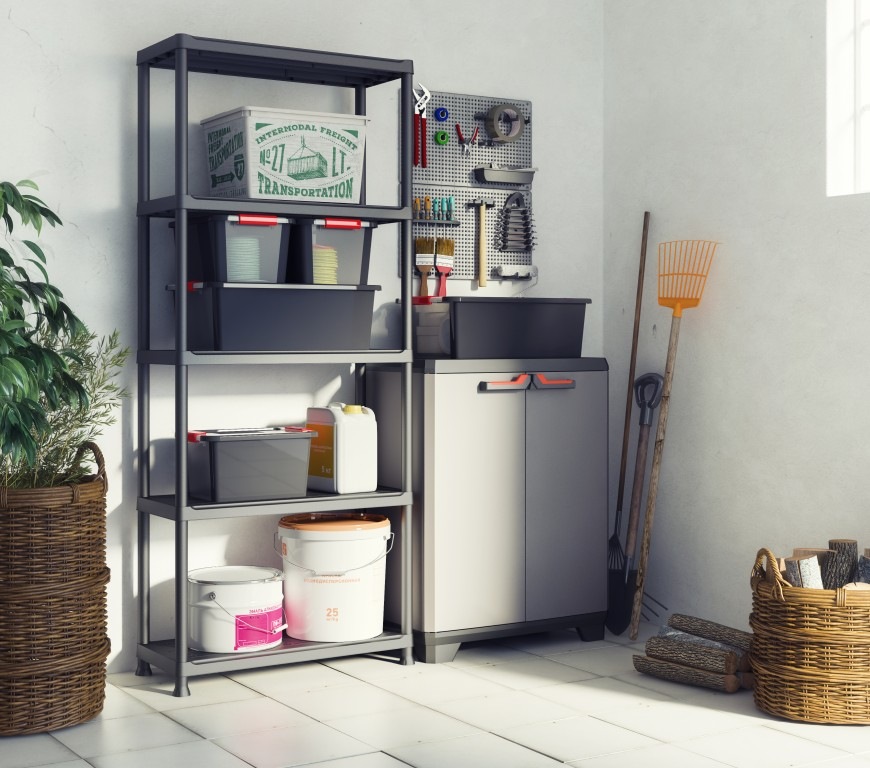 Regál Keter Plus Shelf 90/40/5 plast Regál Keter Plus Shelf 90/40/5 umiestnený v pivnici