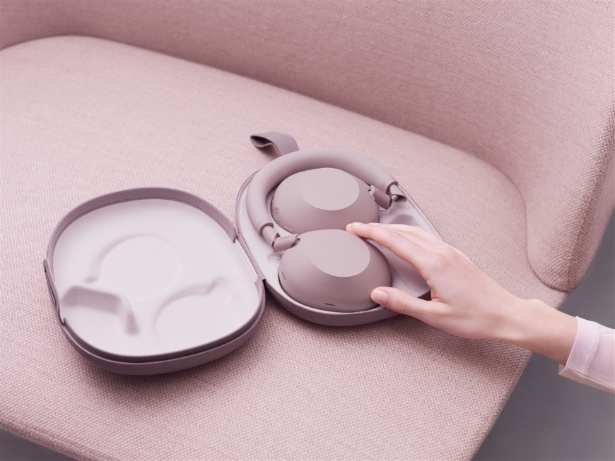 Slúchadlá Sony WH-1000XM6, Noise Cancelling - Bezplatné predĺženie záruky po registrácii ružová Ruka dotýkajúca sa puzdra so slúchadlami Sony WH-1000XM6