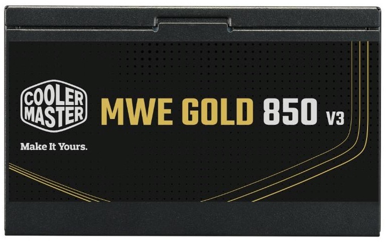 Zdroj Cooler Master MWE Gold V3 850W, 80+ Gold, ATX 3.1 čierny Na obrázku je bočná strana napájacieho zdroja Cooler Master s čiernym štítkom. Vľavo je logo Cooler Master, vedľa veľký nápis MWE Gold 850 V3 v zlatej a bielej farbe a jemnej zlatej linky.